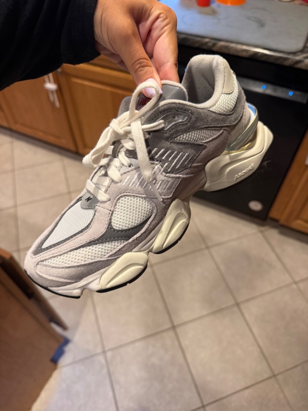SHOES - Picture 2 of 4
